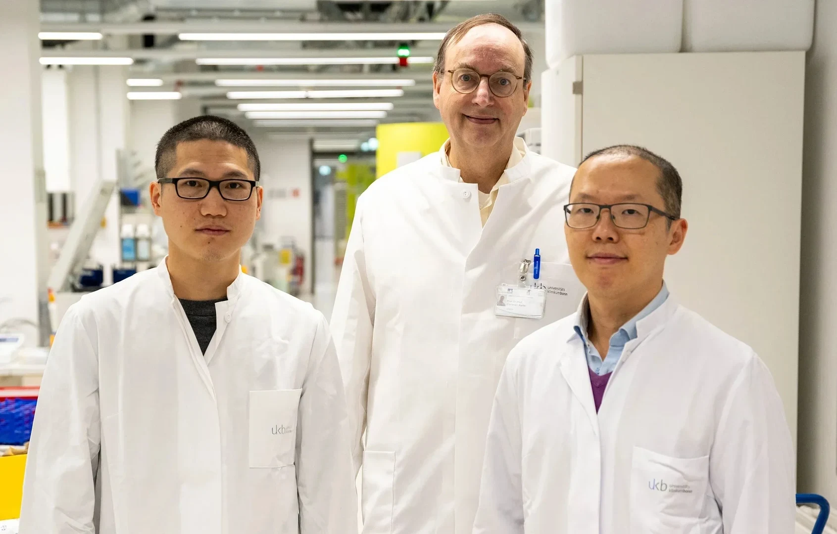 Immune cells remember their location: - (from left) Junping Yin, Prof. Christian Kurts and Jian Li use an AI algorithm to reconstruct the spatial origin of macrophages